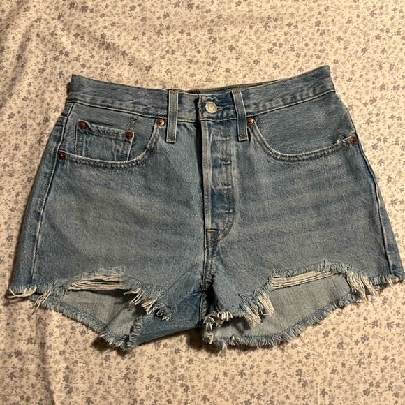 2 Black Ribcage Levi’s Shorts (26) + 1 Blue 501 Levi’s Shorts (25) - Picture 3 of 6